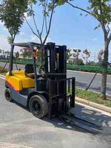 Montacargas Diésel TCM 25 de 2.5 Toneladas y 3 Metros de Alto Rendimiento, Motor Isuzu, Máquina Usada, Potencia Automática, 4WD, Neumáticos Sólidos, Dos Etapas - Product Image 4