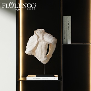 Estatua de Torso Abstracta Rústica Flolenco, Escultura de Torso Hueco de Resina con Textura de Travertino y Base de Mármol Negro para Decoración de Villas - Product Image 1