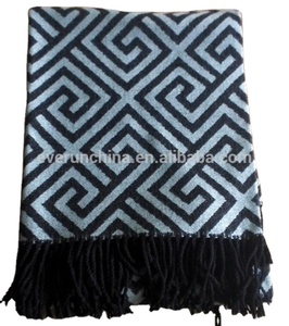 Chăn Lông Tua Rua Dệt Hai Mặt Màu Tùy Chỉnh Hai Mặt Hình Học Cổ Điển Màu Đen Và Trắng Vải Jacquard 100% - Product Image 4