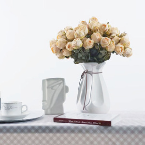Fleur artificielle <span class=keywords><strong>en</strong></span> soie vintage à 5 têtes, petite rose à bords brûlés, pour la décoration de la maison <span class=keywords><strong>et</strong></span> des hôtels, occasions de Noël <span class=keywords><strong>et</strong></span> de remise de diplômes - Product Image 4