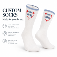 Chaussettes blanches personnalisées à col bleu et imprimé bulle de dialogue rouge, avec slogan 'On/Off', possibilité d'ajouter un logo, couleurs personnalisées, cadeaux en tricot doux