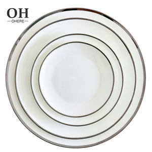 Ohere OEM <span class=keywords><strong>Assiette</strong></span> en céramique à bord <span class=keywords><strong>argent</strong></span>é blanc, service de table en céramique pour restaurant, service de table en <span class=keywords><strong>porcelaine</strong></span> - Product Image 1
