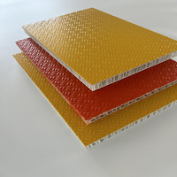 Panneau sandwich en nid d'abeille Plaque composite en aluminium Planchers de lit de camion Couches d'isolation de fourgonnette réfrigérée Panneau intérieur automobile