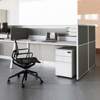 Poste de travail de bureau pour 6 personnes avec pieds en Z, cloison acoustique en tissu, prise de courant intégrée et chariot mobile pour bureau ouvert