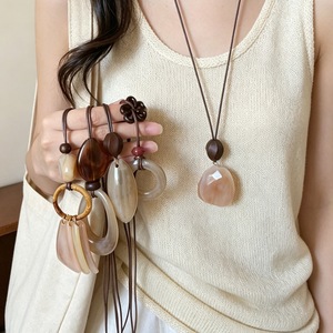 Collier en corde tressée avec pendentif irrégulier en résine pour femme, design minimaliste, chaîne de pull réglable, accessoires de mode - Product Image 4