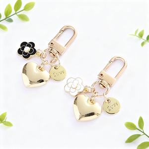 Porte-clés rond personnalisé en métal de luxe, motif cœur camélia, pour femmes et filles, accessoires de sac - Product Image 2