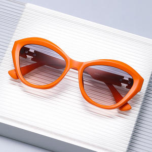 Lunettes de soleil pour femmes de style coréen, monture noire en PC, protection UV400, verres de classe 2, lunettes de mode pour l'extérieur - Product Image 2