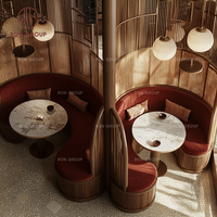 Ensemble de meubles de restaurant d'hôtel moderne de luxe, canapé incurvé en velours rouge avec tables rondes en marbre, chaises de salle à manger assorties pour café