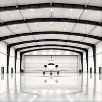 Hangars préfabriqués en acier pour avions et hélicoptères, solutions pré-conçues, panneaux sandwich EPS, résistance au vent 121+ mph, CE ISO