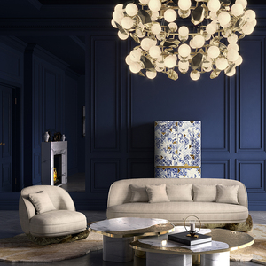 Fauteuil blanc élégant de style moderne avec base incurvée, finition laiton martelé, revêtement en polyester, inspiré du canapé des falaises azoriniennes - Product Image 1