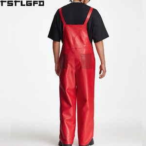 Peto de cuero sintético rojo para hombre con bolsillos de solapa, tirantes ajustables, paneles texturizados, pierna recta, estilo urbano, venta al por mayor personalizada - Product Image 2