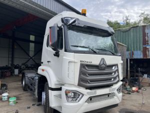 Camión Tractor Usado Sinotruk Euro2 Diésel 4×2 con Volante a la Izquierda, HOWO de 10 Ruedas, Capacidad de Carga de 21-30T, 371hp, Cámara Trasera de 360° - Product Image 5