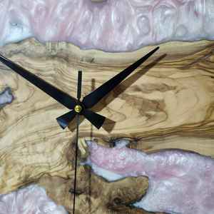 Horloge murale élégante en résine et en bois, moderne, faite à la main, durable, fonctionnelle, élégante et décorative, parfaite pour le salon, la chambre à coucher - Product Image 4