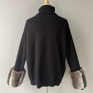 سويتر منسوج بياقة سلحفاة ربيعية مع أساور فرو قابلة للإزالة للبيع بالجملة سترات نسائية مخصصة بمقاسات كبيرة - Product Image 2