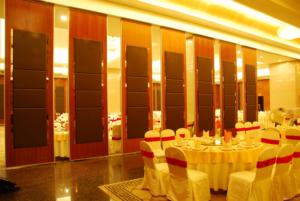 Vách Ngăn Gỗ Gấp Gọn Cho Nhà Hàng Bảng Điều Khiển Trượt Hoạt Động Âm Tường Có Thể Thu Gọn Giá Rẻ Loại 85 Loại 65 Loại 100 - Product Image 2