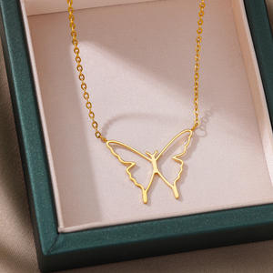 Colgante de mariposas huecas Collares de mariposas de acero inoxidable doble chapado en oro de 18 quilates sin níquel - Product Image 5