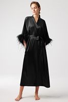 Robe de chambre longue en satin soyeux avec garniture en plumes d'autruche, idéale pour la mariée ou comme tenue de nuit.