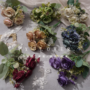 Bouquet de fleurs artificielles Yixuan à 4 têtes de roses classiques, fleurs en soie réalistes pour décoration de mariage - Product Image 1