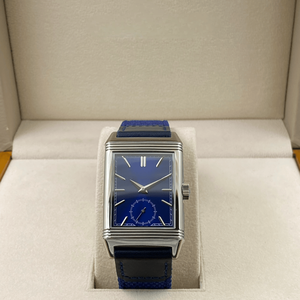 Montre rectangulaire de luxe pour homme avec petite seconde, boîtier en métal poli, bracelet en tissu et cuir bleu marine pour occasions formelles et semi-formelles - Product Image 1
