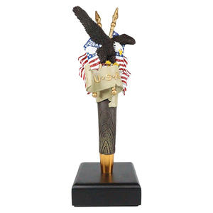 Grifo de cerveza Mango Estatuilla Águila decorativa en bandera americana Grifo de cerveza Mango - Product Image 1