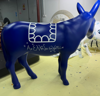 Sculpture abstraite de cheval en fibre de verre colorée haut de gamme sur mesure OEM, art moderne pour la décoration d'hôtel