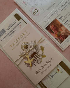 Aeroplano acrilico oro avvolto intorno al colore personalizzato dell'invito a nozze del passaporto Blush - Product Image 5