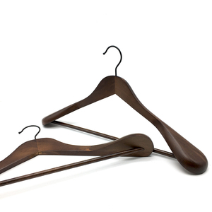 Perchas de Madera para Trajes de Buena Calidad con Logotipo, Gancho Metálico Multifuncional Duradero, Diseño Minimalista Antideslizante para Uso en Armarios - Product Image 1