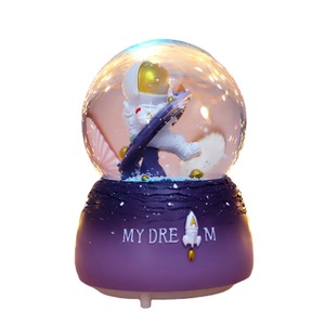 Boîte à musique lumineuse en résine synthétique MY DREAM Design, boule de cristal astronaute en réalité alternée, ornement de bureau - Product Image 5