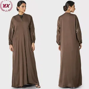 Nieuwe Bruine Elegante Plooi Versieringen Ontwerp Uitlopende Zoomstijl Abaya Vrouwen Moslim Jurk 2023 Dubai