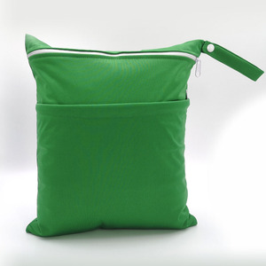 Sac de rangement pour couches imperméable en polyester pur 9 couleurs avec double fermeture éclair 30x15x40cm, petit sac cosmétique de style tendance pour la vente en gros - Product Image 3