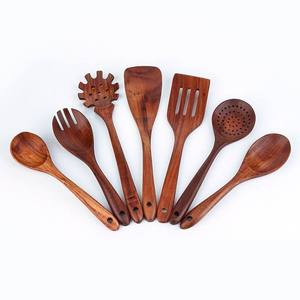 Ensemble d'ustensiles de cuisine en bois comprenant des pinces, des cuillères, une spatule pour pâtes et salades, emballé dans une boîte - Product Image 5
