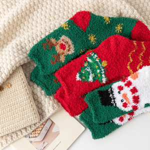 Chaussettes en polaire corail rouge pour femme - Chaussettes épaisses et chaudes en peluche mi-mollet pour la maison, le sommeil et le sol, idéales comme cadeau de Noël pour l'hiver - Product Image 2