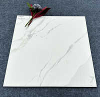 Carrelage mural et de sol en porcelaine polie effet marbre blanc de Carrare 60x60cm (24x24) pour salon, application naturelle, vente en gros