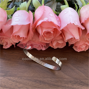 Bracelet de manchette réglable en acier inoxydable pour filles de 6mm Cadeau d'amitié inspirant pour femmes "Elle se tenait dans la tempête et quand le..." - Product Image 5