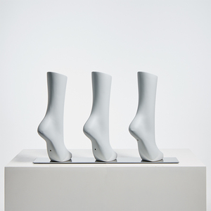 Maniquí de Pierna Corta Femenina de Fibra de Vidrio - Elegante Forma Inclinada para Exhibición de Medias, Leggings y Calcetines - Product Image 2