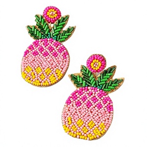 Boucles d'oreilles clous ananas perlées roses pour femme, plaqué or, bijoux fantaisie en forme de fruit, accessoire de mode pour mariage - Product Image 1