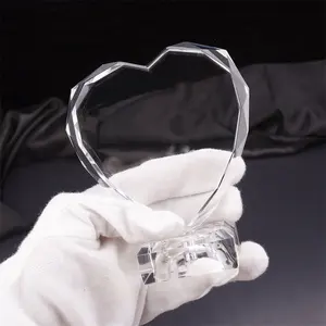 Vendita Calda della fabbrica Su Misura Personalizzati A Forma di Cuore regalo Di Affari Di Cristallo Regalo di san valentino Ha Portato Cubo Cuore 3d Laser Cubo di Cristallo