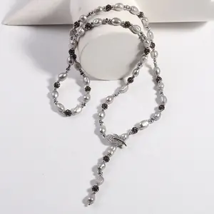 Женское асимметричное ожерелье с серым жемчугом и стразами