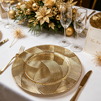 Assiettes de présentation rondes classiques de 13 pouces en plastique PP doré durable et pigmenté pour mariages de luxe, anniversaires, hôtels – Fujian, Chine