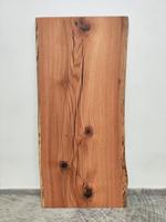 Table basse contemporaine élégante en bois massif de chêne rouge à bord naturel, faite à la main, robuste, écologique et polyvalente pour la maison