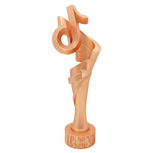 TikTok Follower Growth Award Escultura de flecha ascendente de oro y resina con grabado de conteo personalizado Trofeo de hito para contenido Creato - Product Image 1