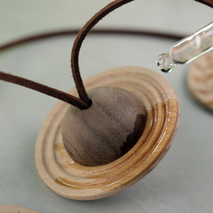 Diffuseur de parfum en bois de noyer noir, ornement d'aromathérapie pour voiture, artisanat en bois créatif, personnalisable - Product Image 3