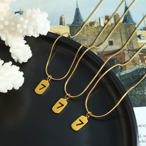 สร้อยคอรูปตัวอักษรนำโชคสำหรับผู้หญิงลายงูชุบ18K ทำจากสแตนเลสออกแบบได้ตามต้องการ - Product Image 2