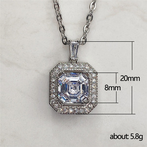 Collana con Ciondolo Quadrato Classico per Donne, Accessorio Semplice per Uso Quotidiano - Product Image 5