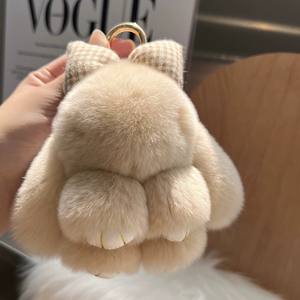CHENXI Vente en gros Porte-clés en peluche 3D doux en forme de lapin de dessin animé avec pompon pour voiture et sac - Product Image 4