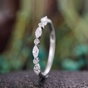 Anello impilabile da donna dal design minimalista a strati, accessorio per dita da indossare tutti i giorni - Product Image 1