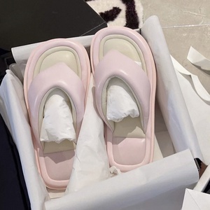 Nouvelles tongs compensées en cuir rose de luxe pour femme, inspirées des créateurs, collection 2026 - Product Image 1