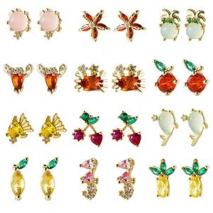 Boucles d'oreilles tendance pour femme en acier inoxydable plaqué or 14 carats, motif fruit, cœur, feuille, fleur, sculpturales et texturées, sur mesure pour soirée - Product Image 1