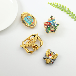 Broche d'insigne en métal 3D avec logo personnalisé épinglettes en émail dur pour vêtements pour femmes style rectangulaire vintage avec épingle_attachement de sécurité - Product Image 2