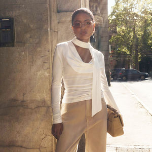 เสื้อยืดแขนยาวคอวีแบบฝรั่งเศสสำหรับผู้หญิง ทรงเข้ารูป จับจีบเอว ผ้าพื้นสีเรียบ - Product Image 2